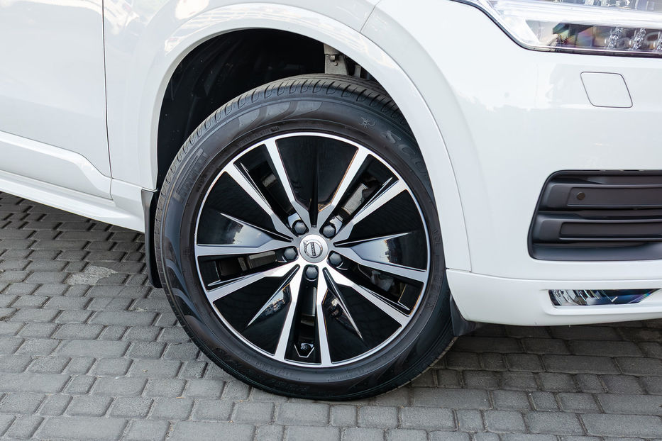 Продам Volvo XC90 Momentum AWD 2019 года в Киеве