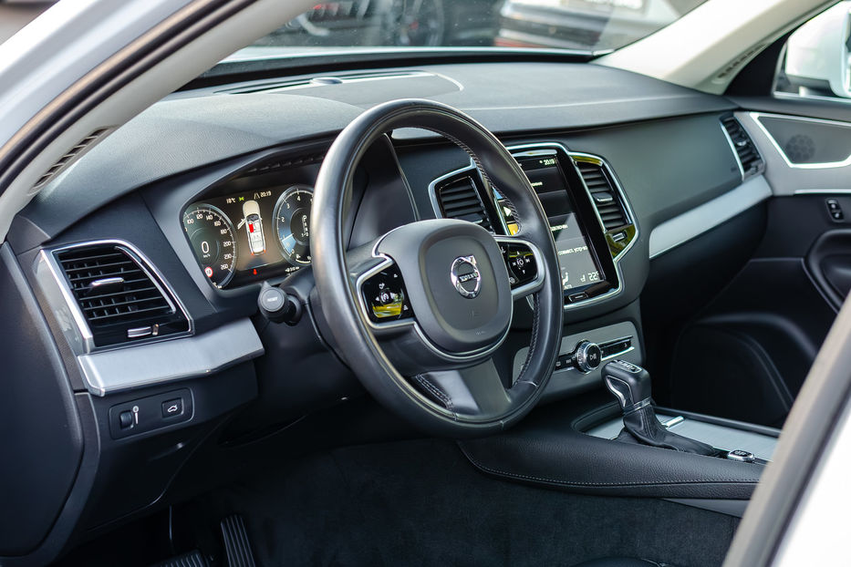 Продам Volvo XC90 Momentum AWD 2019 года в Киеве