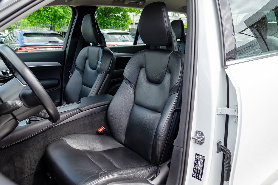 Продам Volvo XC90 Momentum AWD 2019 года в Киеве