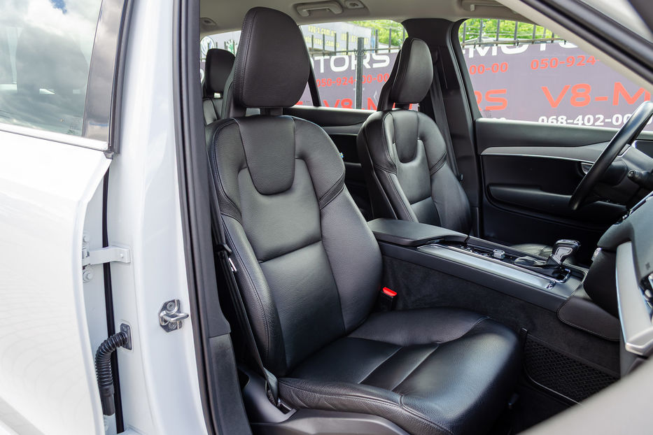 Продам Volvo XC90 Momentum AWD 2019 года в Киеве