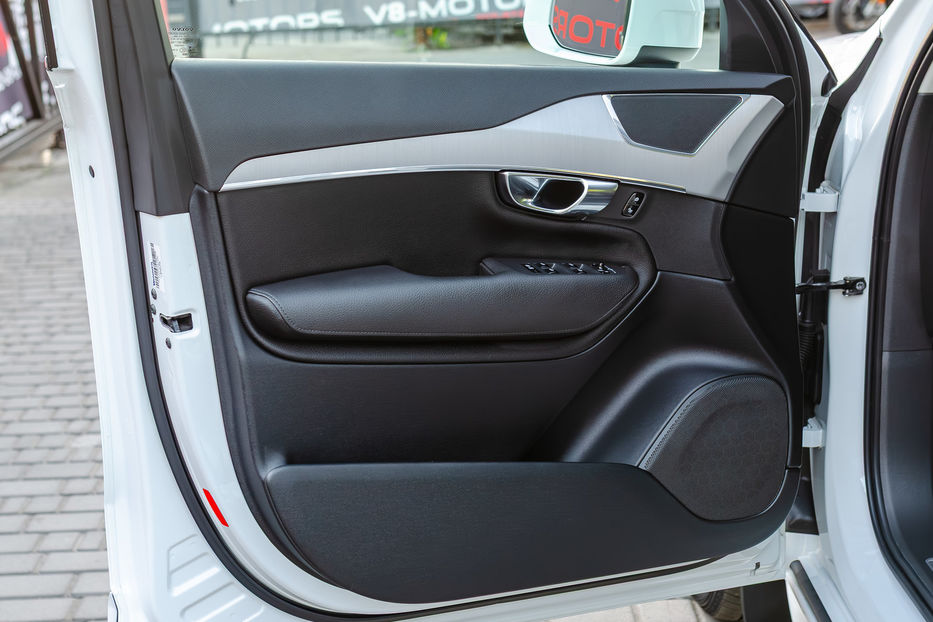Продам Volvo XC90 Momentum AWD 2019 года в Киеве