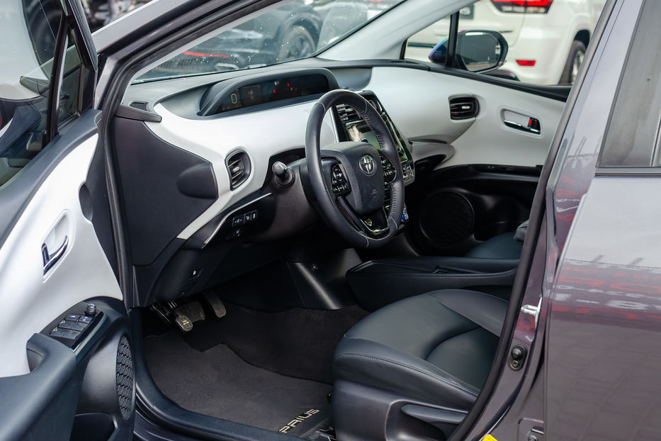 Продам Toyota Prius Hybrid 2019 года в Киеве