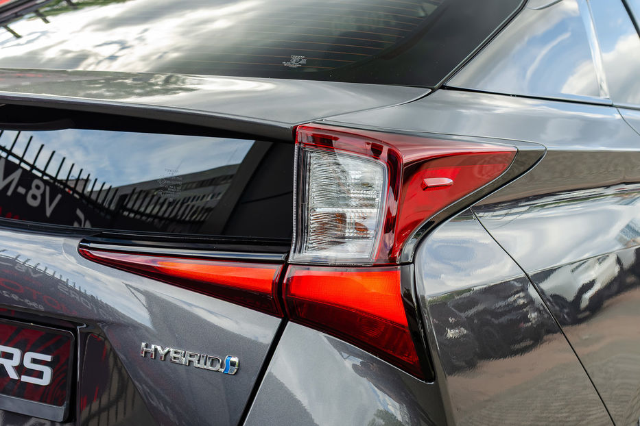 Продам Toyota Prius Hybrid 2019 года в Киеве