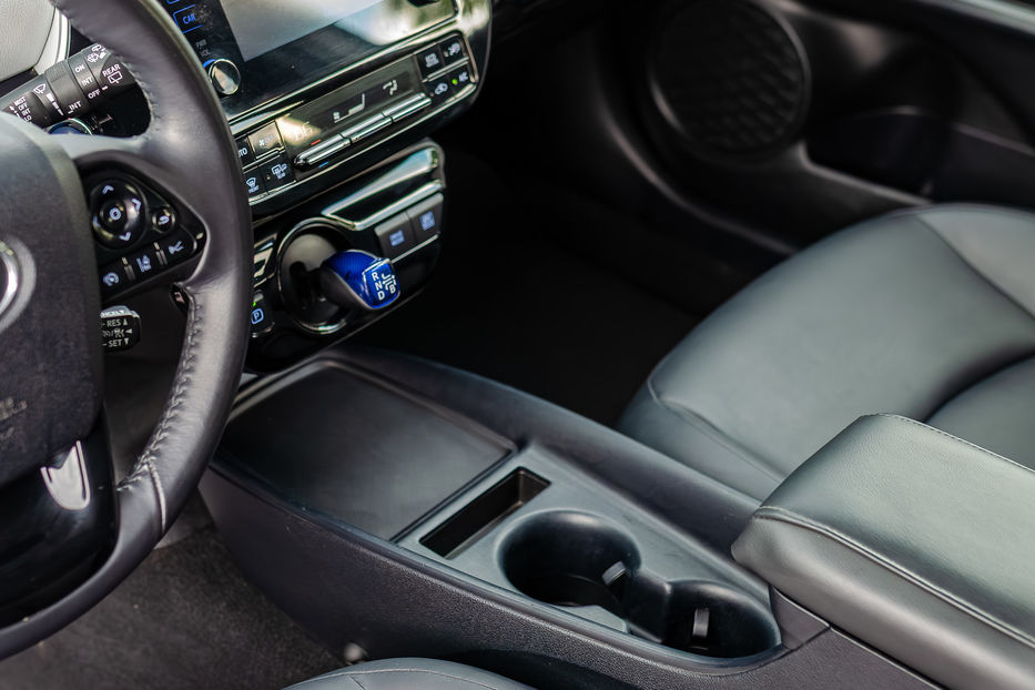 Продам Toyota Prius Hybrid 2019 года в Киеве