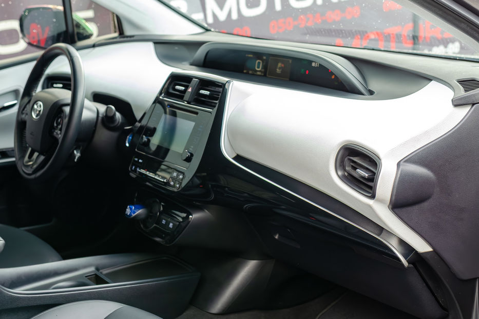 Продам Toyota Prius Hybrid 2019 года в Киеве