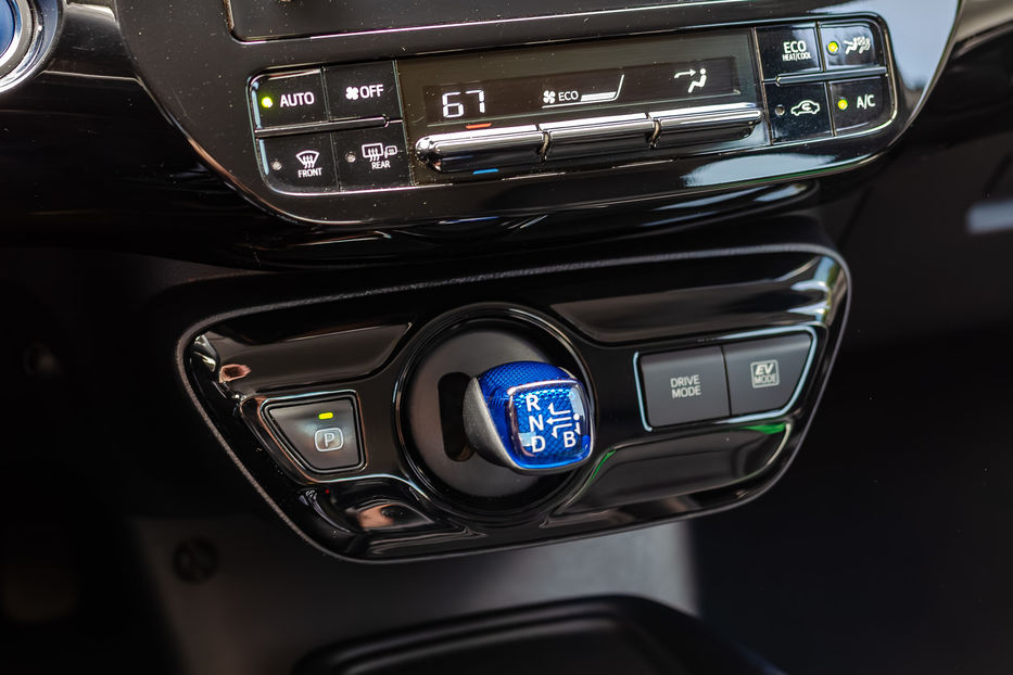 Продам Toyota Prius Hybrid 2019 года в Киеве