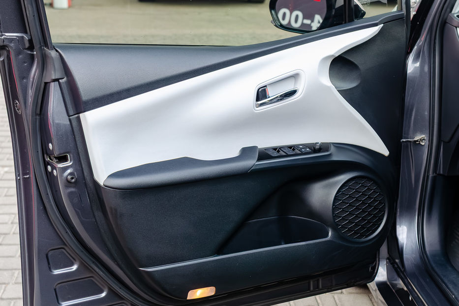 Продам Toyota Prius Hybrid 2019 года в Киеве