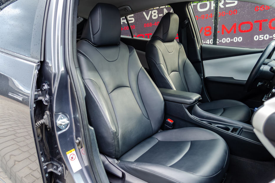 Продам Toyota Prius Hybrid 2019 года в Киеве