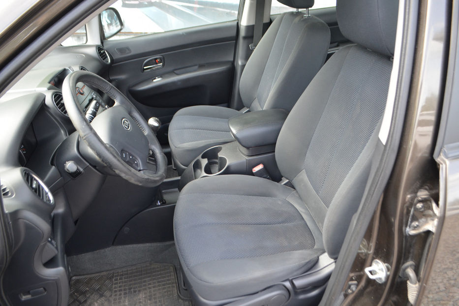 Продам Kia Carens 2.0 MT (140 к.с.) 2011 года в Киеве