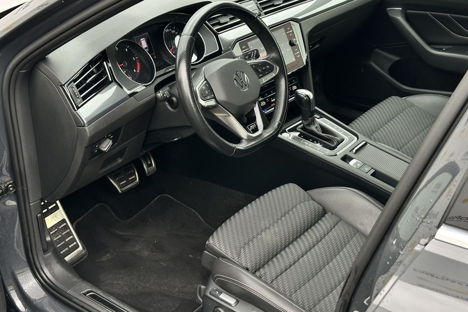 Продам Volkswagen Passat B8 RLine 2021 года в Луцке