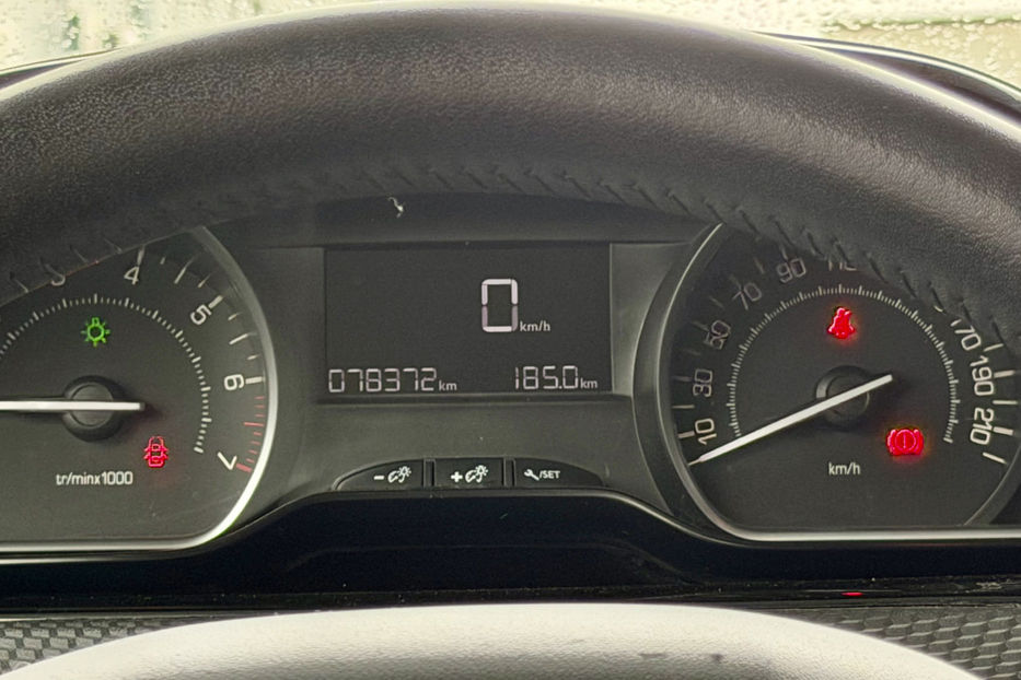 Продам Peugeot 2008  1.2 МТ (82 к.с.)  •  Access 2015 года в Киеве