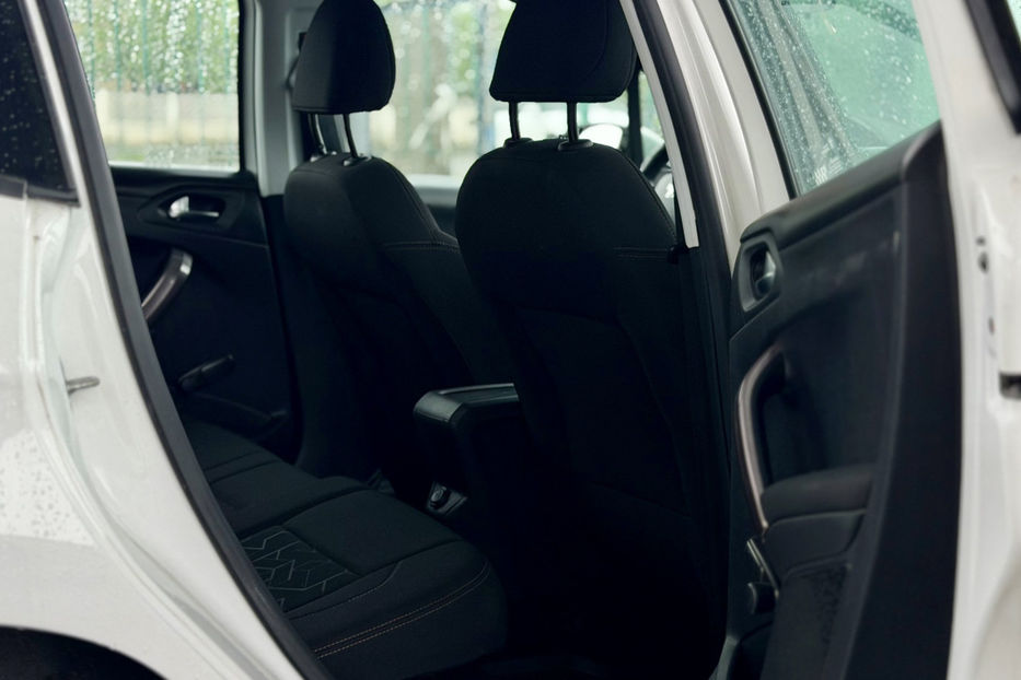 Продам Peugeot 2008  1.2 МТ (82 к.с.)  •  Access 2015 года в Киеве