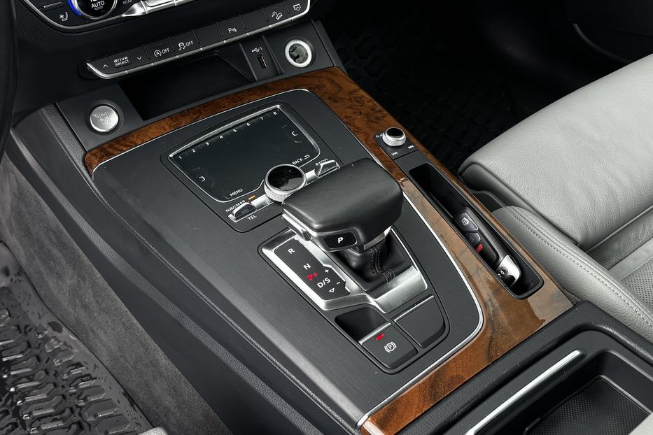 Продам Audi Q5 Premium Plus  2018 года в Львове