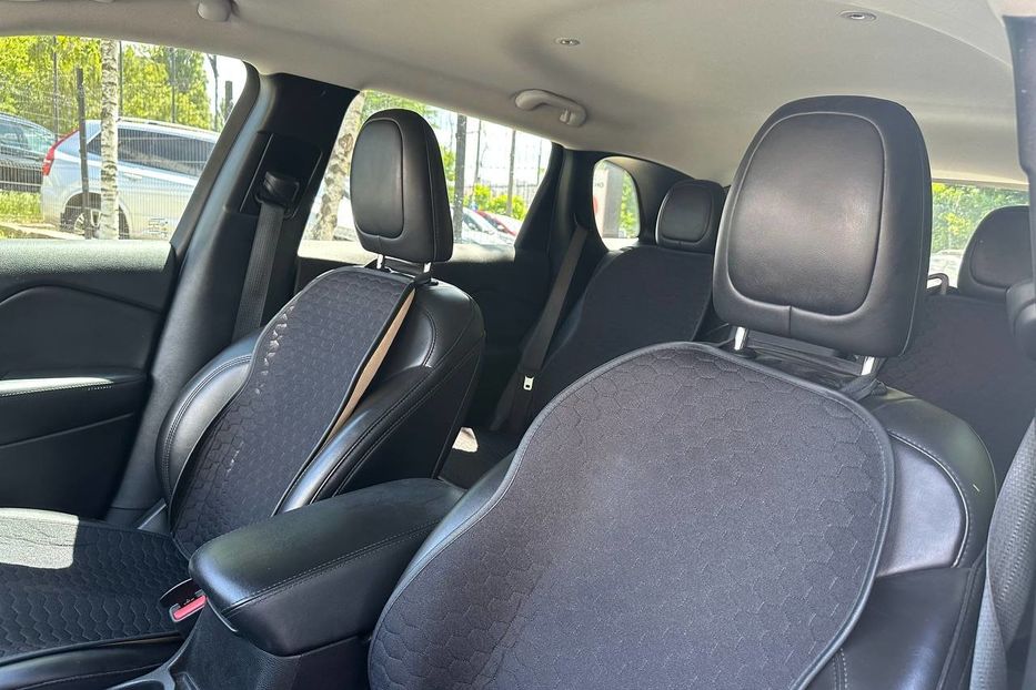 Продам Jeep Cherokee Latitude + 2020 года в Черновцах