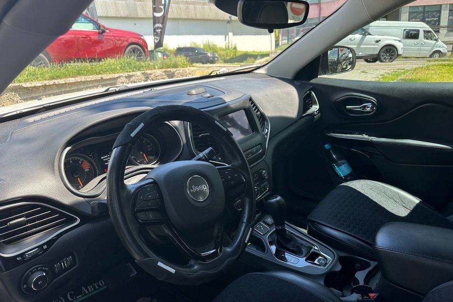 Продам Jeep Cherokee Latitude + 2020 года в Черновцах