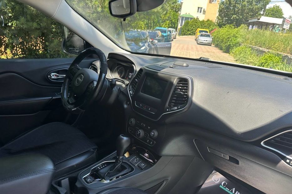 Продам Jeep Cherokee Latitude + 2020 года в Черновцах