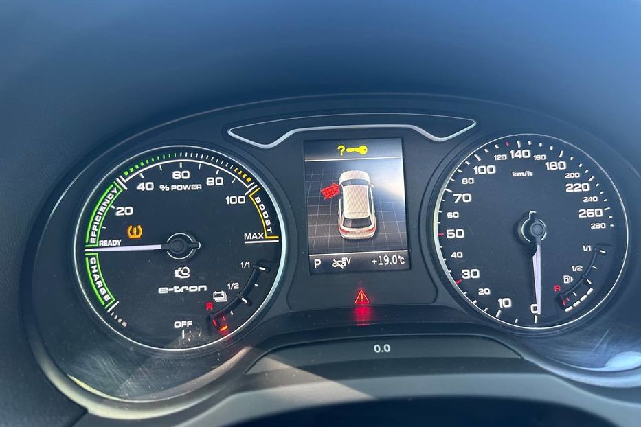 Продам Audi A3  e-tron  2017 года в Черновцах