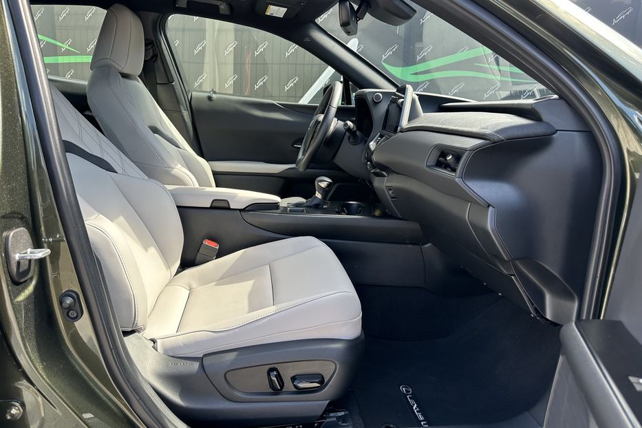 Продам Lexus HS UX250h 2023 года в Киеве