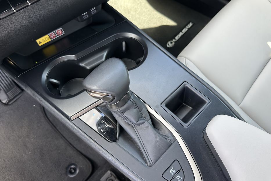 Продам Lexus HS UX250h 2023 года в Киеве
