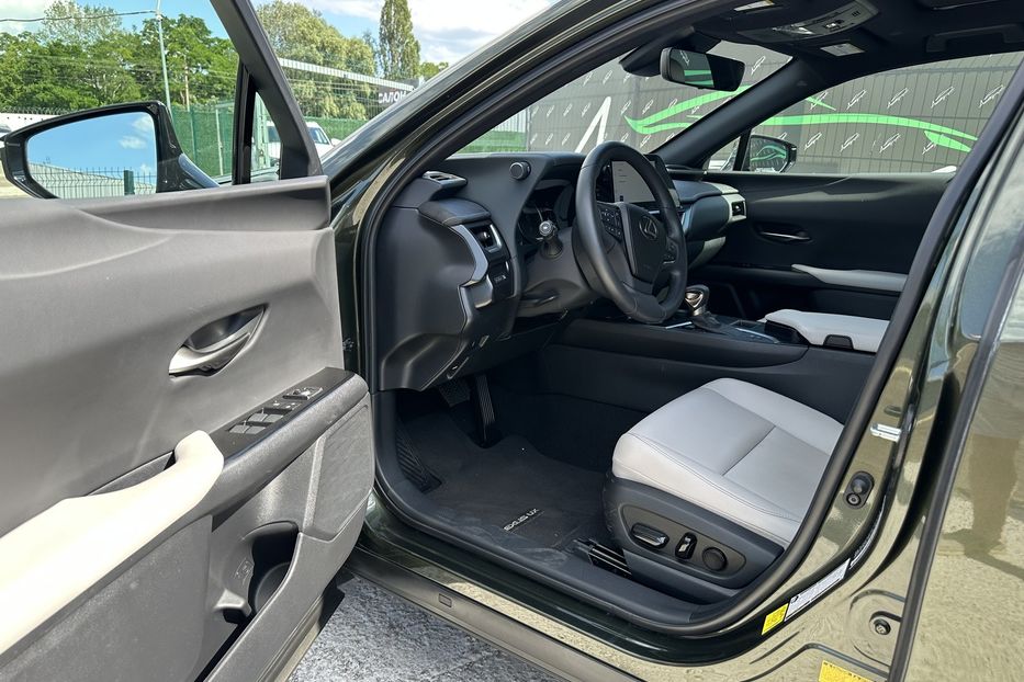 Продам Lexus HS UX250h 2023 года в Киеве