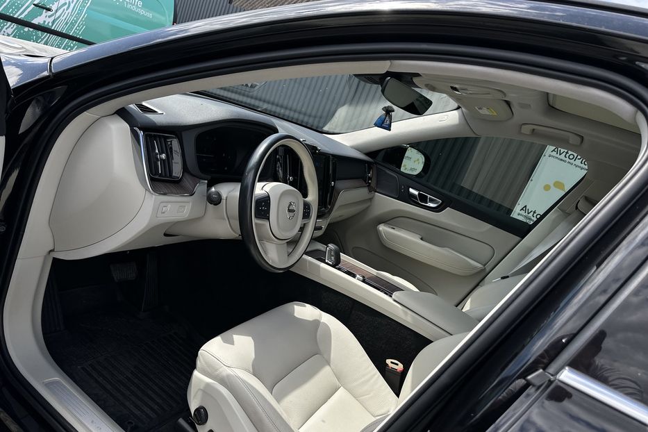 Продам Volvo XC60 2022 года в Луцке