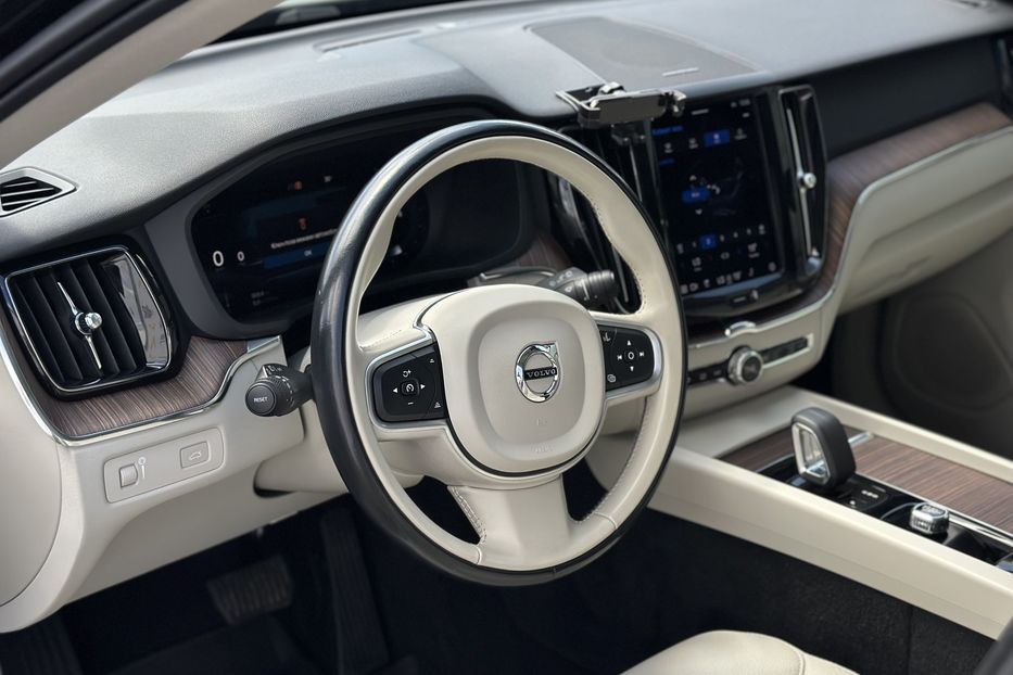 Продам Volvo XC60 2022 года в Луцке