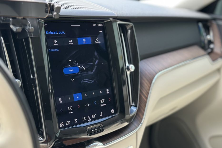 Продам Volvo XC60 2022 года в Луцке