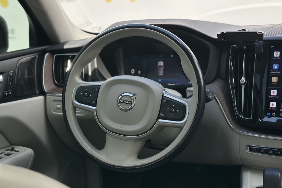 Продам Volvo XC60 2022 года в Луцке
