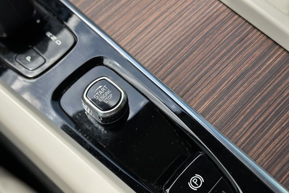 Продам Volvo XC60 2022 года в Луцке