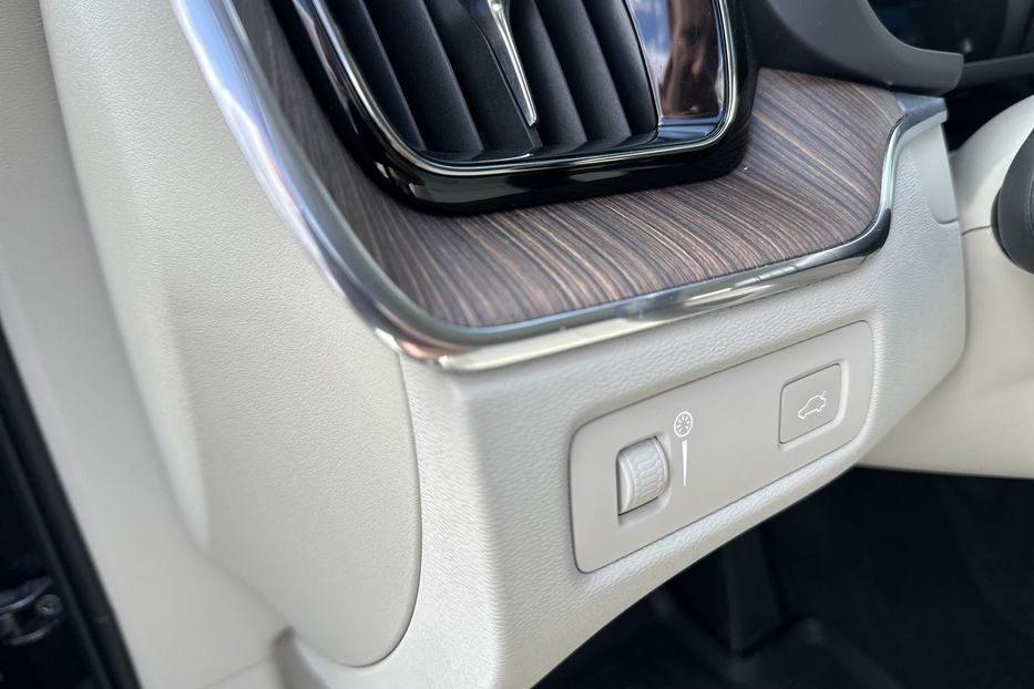 Продам Volvo XC60 2022 года в Луцке