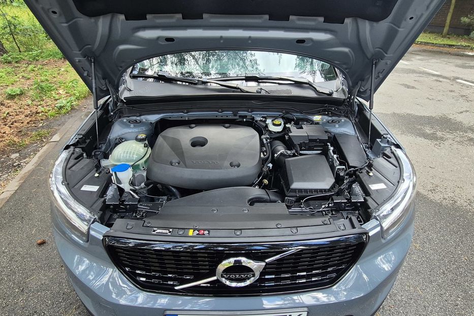 Продам Volvo XC60 XC40 T5 R-DESIGN 2020 года в Киеве