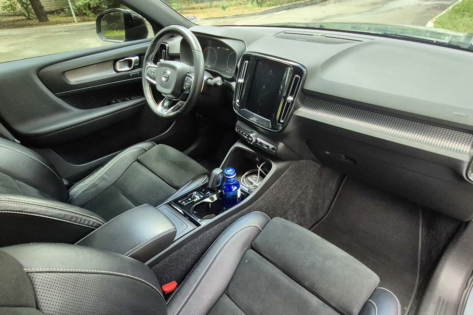 Продам Volvo XC60 XC40 T5 R-DESIGN 2020 года в Киеве
