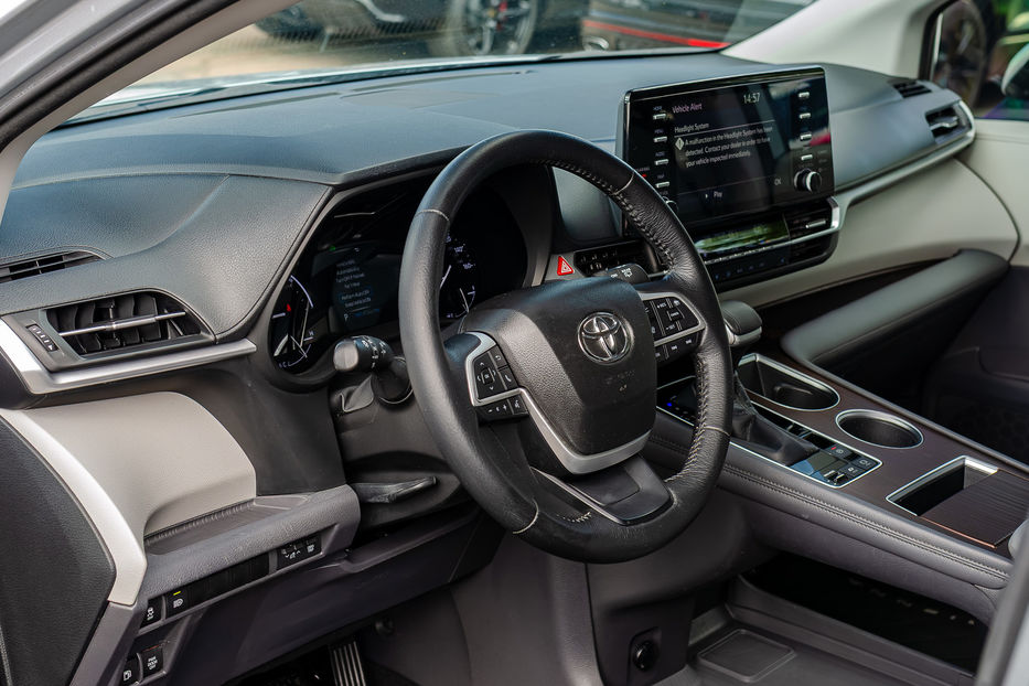 Продам Toyota Sienna HYBRID 2020 года в Киеве
