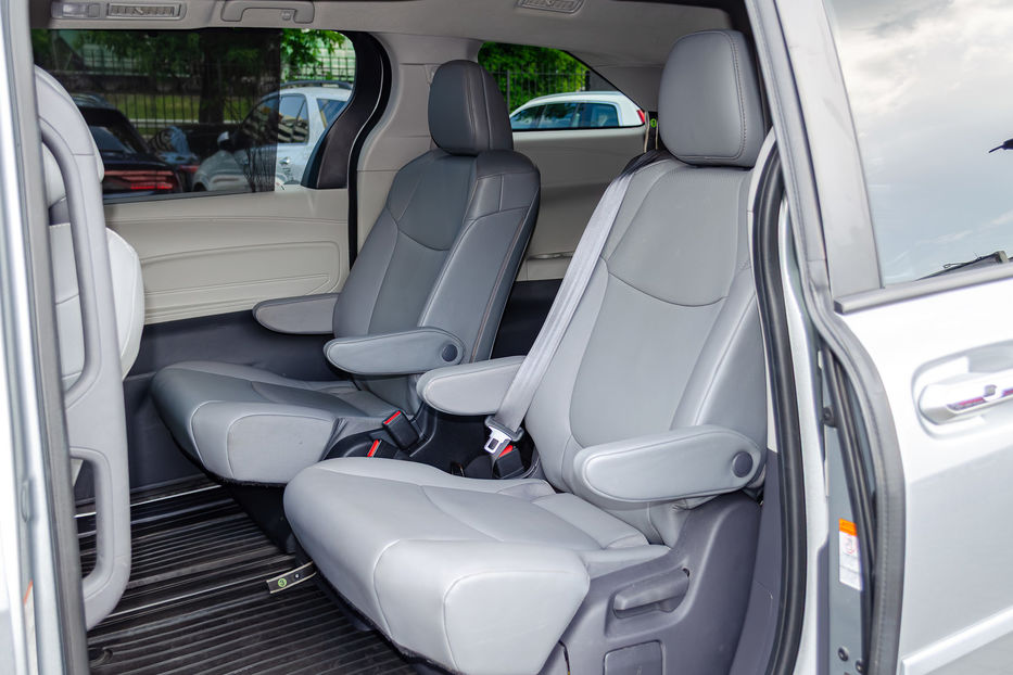 Продам Toyota Sienna HYBRID 2020 года в Киеве