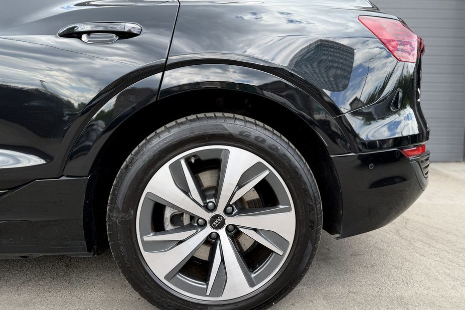 Продам Audi Q8 E-Tron Premium Plus 2023 года в Киеве