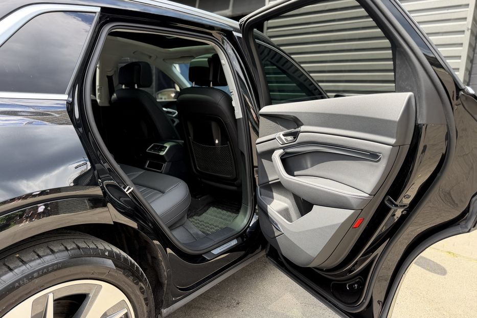 Продам Audi Q8 E-Tron Premium Plus 2023 года в Киеве
