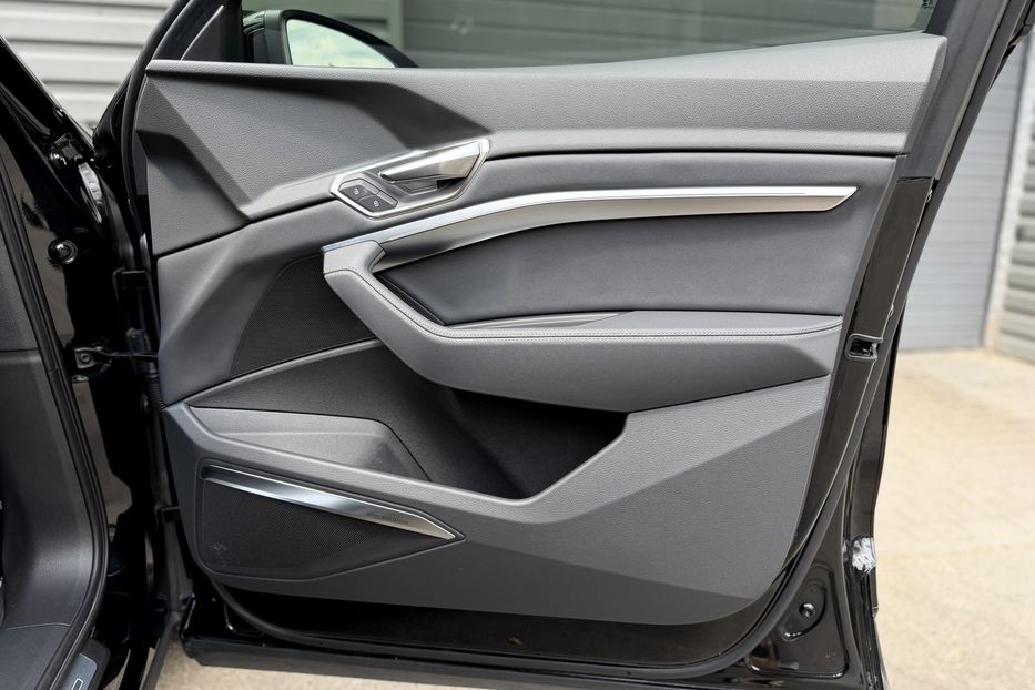 Продам Audi Q8 E-Tron Premium Plus 2023 года в Киеве