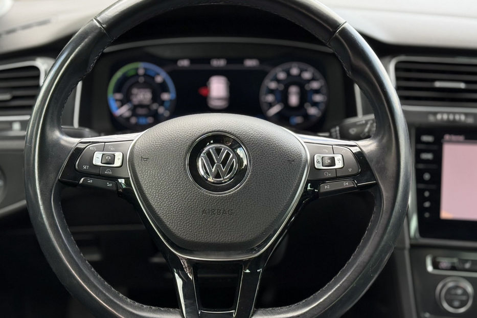 Продам Volkswagen e-Golf 35.8 kWh (136 к.с.) Highline 2018 года в Киеве