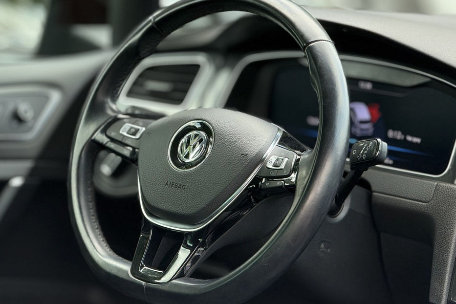 Продам Volkswagen e-Golf 35.8 kWh (136 к.с.) Highline 2018 года в Киеве