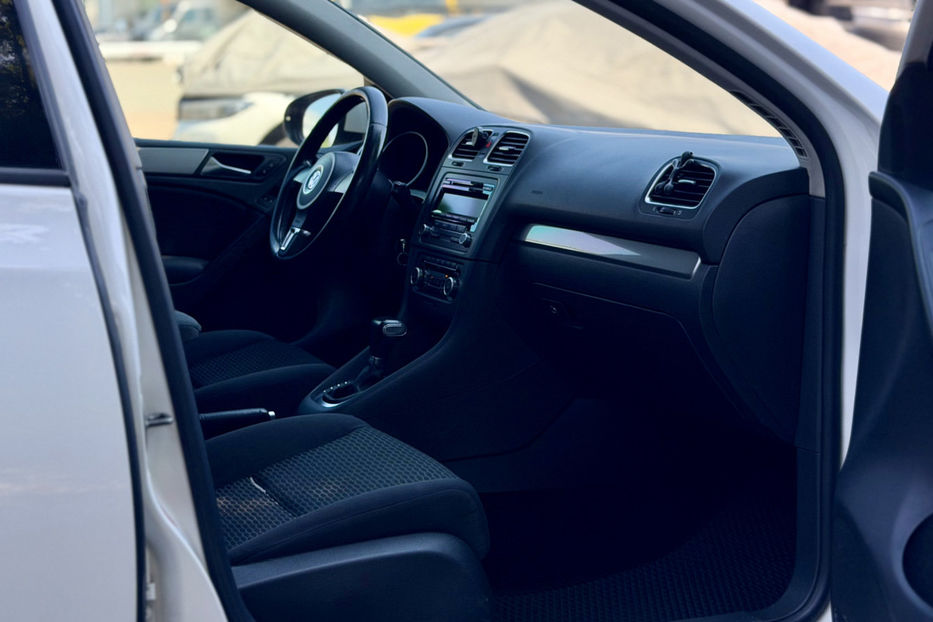 Продам Volkswagen Golf  VI 1.6 DSG (102 к.с.) 2010 года в Киеве