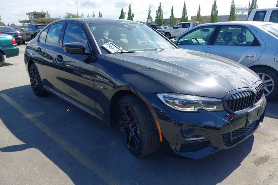 Продам BMW 330 бенз/электро 2022 года в Киеве