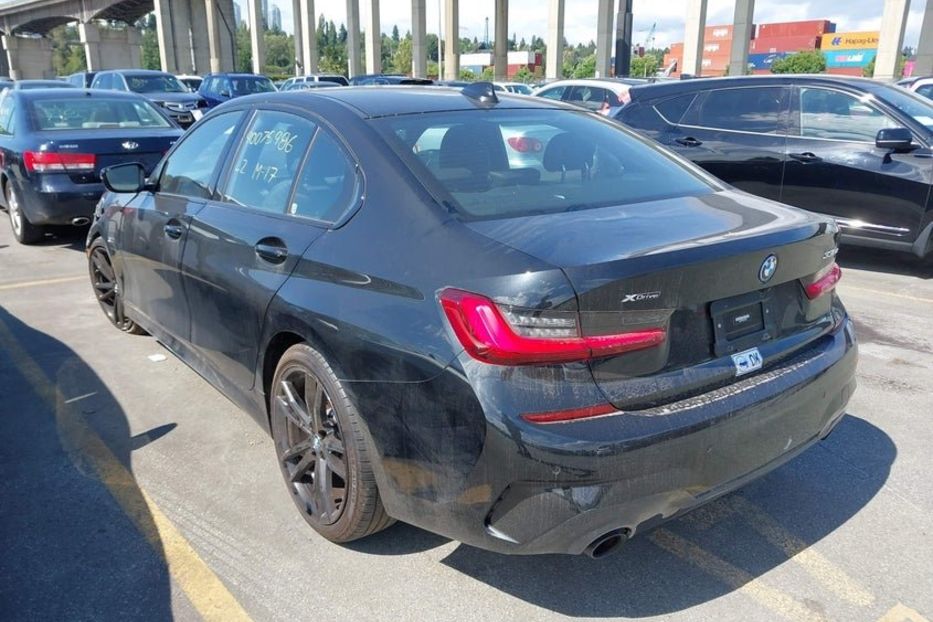 Продам BMW 330 бенз/электро 2022 года в Киеве