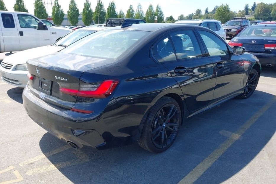 Продам BMW 330 бенз/электро 2022 года в Киеве