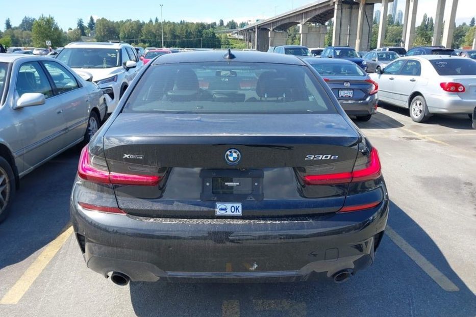 Продам BMW 330 бенз/электро 2022 года в Киеве