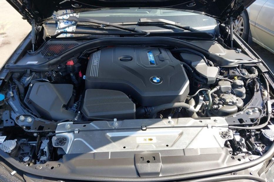 Продам BMW 330 бенз/электро 2022 года в Киеве