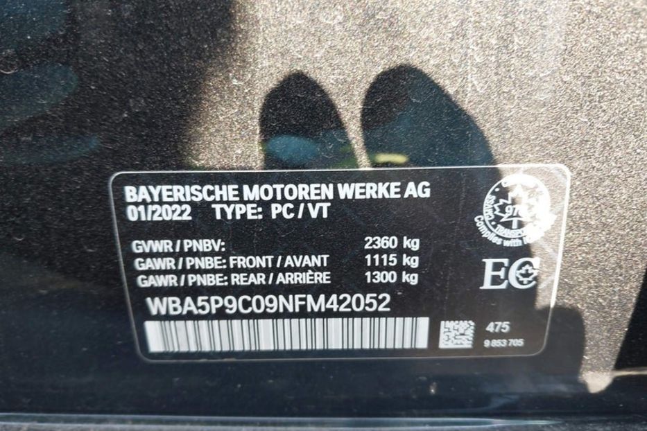 Продам BMW 330 бенз/электро 2022 года в Киеве