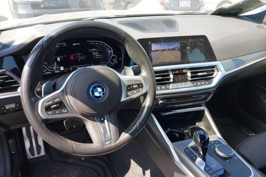 Продам BMW 330 бенз/электро 2022 года в Киеве