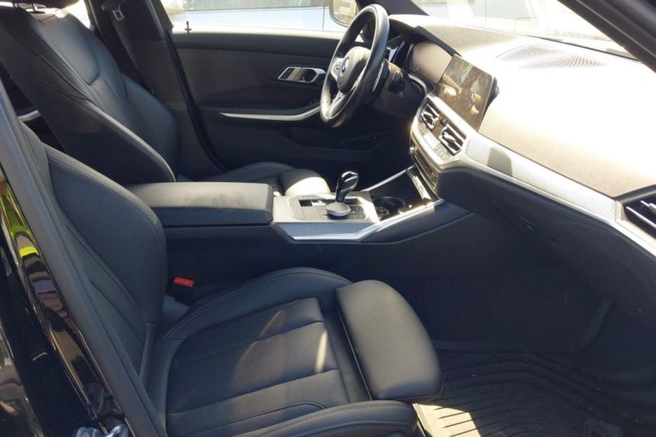 Продам BMW 330 бенз/электро 2022 года в Киеве
