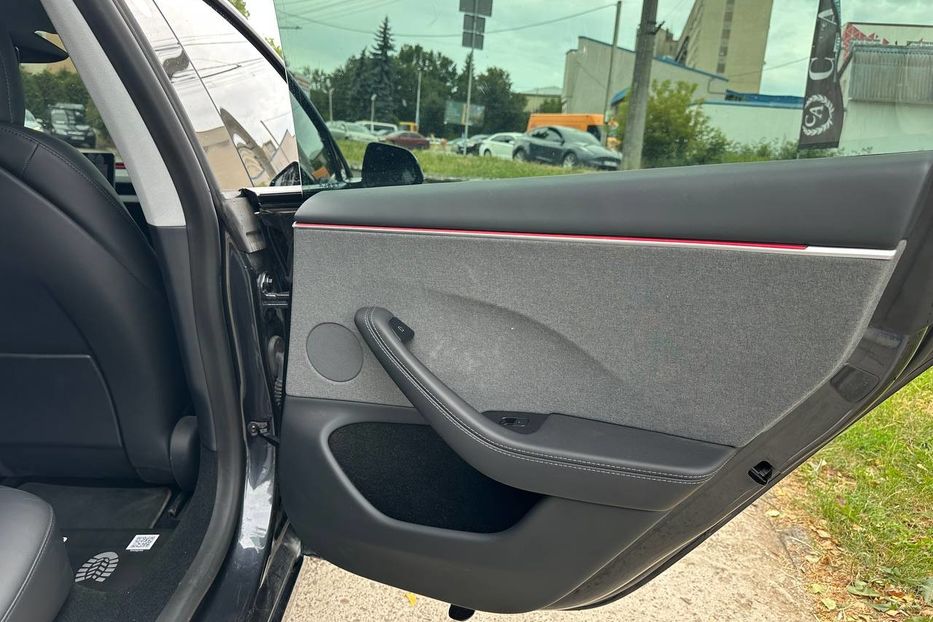 Продам Tesla Model 3 82.5 кВ 2025 года в Черновцах
