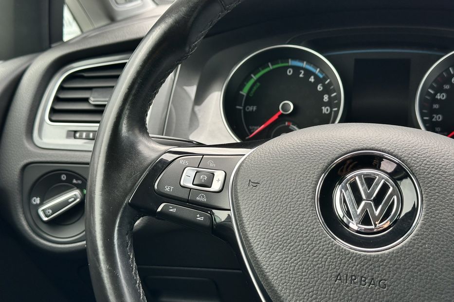 Продам Volkswagen e-Golf 2016 года в Луцке
